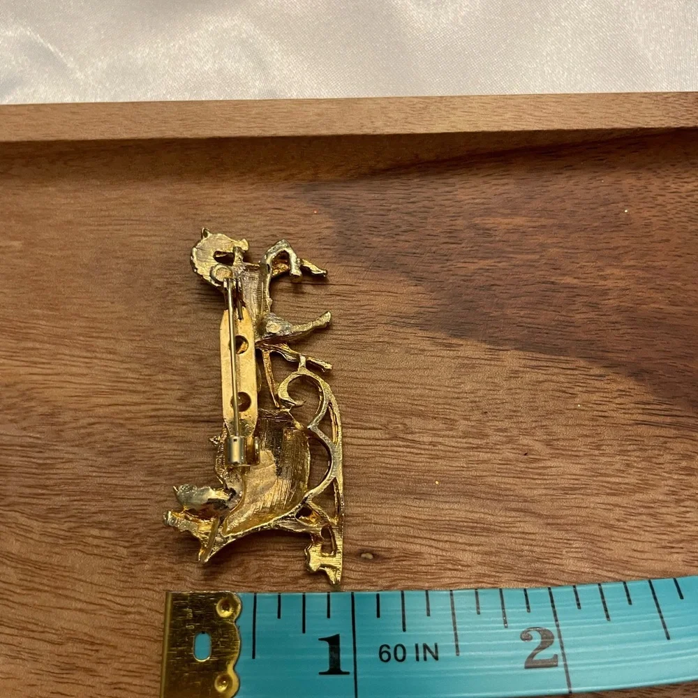 Vintage Gerry's Gold Tone Horse Drawn Sleigh Holiday Winter Brooch Christmas‎